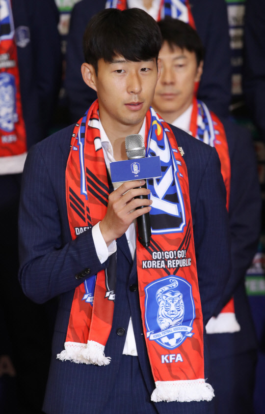 대한민국 축구대표팀의 '에이스' 손흥민이 29일 오후 인천공항을 통해 귀국한 뒤 취재진과 인터뷰를 하고 있다. 대표팀은 2018 러시아 월드컵 조별 리그에서 1승2패로 16강 진출에는 실패했으나 세계랭킹 1위인 독일을 격파해 유종의 미를 거뒀다.   연합뉴스
